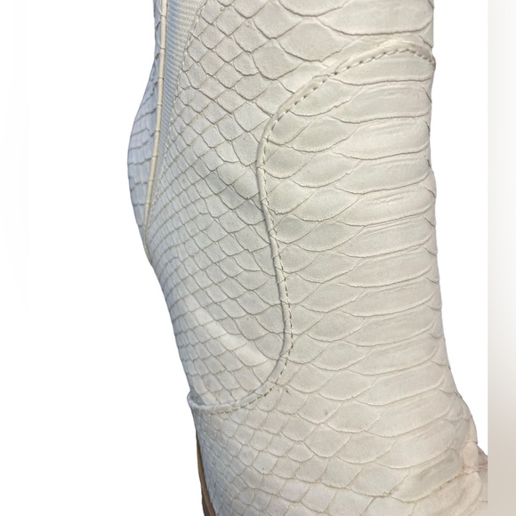 Altar'd State Brynn Ankle Bootie Off White Snake Skin Pointed Toe Women's Sz 9 - Picture 3 of 16
